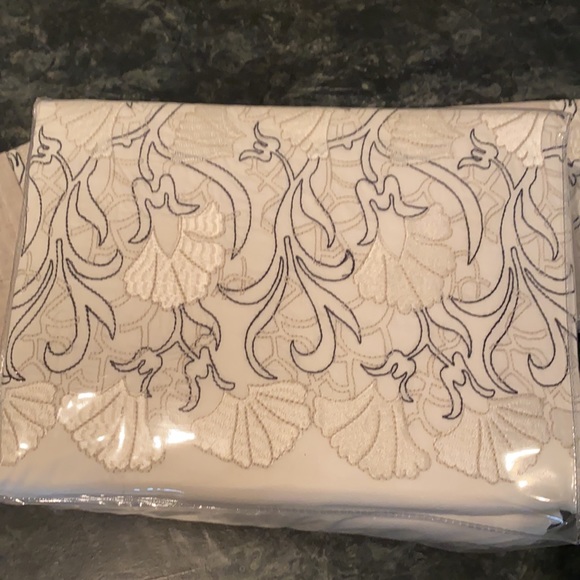 Embroiled Hilvi Coralline Duvet and 3 Euro sham NWT - Picture 4 of 7